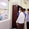 Lãnh đạo UBND tỉnh Ninh Thuận kiểm tra công tác phòng, chống dịch bệnh tại nhà máy chế biến tôm Thông Thuận (thành phố Phan Rang-Tháp Chàm). (Ảnh: Công Thử/TTXVN)