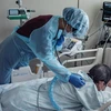 Điều trị cho bệnh nhân nhiễm COVID-19 tại bệnh viện ở Sapporo, Nhật Bản, ngày 3/8/2021. (Ảnh: AFP/TTXVN)
