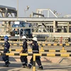 Nhân viên làm việc tại nhà máy lọc dầu Abqaiq của tập đoàn dầu khí Saudi Aramco. (Ảnh: AFP/TTXVN)