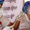 Nhân viên y tế tiêm chủng vaccine ngừa COVID-19 cho người dân tại Phnom Penh, Campuchia. (Ảnh: THX/TTXVN)
