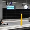 Hành khách bị mắc kẹt tại nhà ga trung tâm Berlin, Đức khi các lái tàu tiến hành đình công khiến hoạt động lưu thông bị đình trệ, ngày 11/8/2021. (Ảnh: THX/TTXVN)