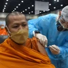 Tiêm vaccine ngừa COVID-19 cho người tu hành ở Bangkok, Thái Lan ngày 31/7/2021. (Ảnh: THX/TTXVN)