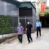 Tổ COVID-19 cộng đồng ở xã Hộ Độ huyện Lộc Hà đến từng gia đình tuyên truyền người dân chống dịch. (Ảnh Công Tường/TTXVN)