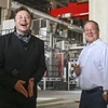 Chủ tịch Liên minh Dân chủ Cơ đốc giáo, Armin Laschet (phải) và ông Elon Musk, Giám đốc điều hành Tesla, tại dự án nhà máy Tesla Gigafactory ở Gruenheide gần Berlin, Đức ngày 13/8. (Nguồn: AP)