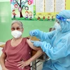 Nhân viên y tế tiêm vaccine cho người cao tuổi ở Trường Tiểu học Lý Tự Trọng, thành phố Vũng Tàu, ngày 14/8. (Ảnh: Đoàn Mạnh Dương/TTXVN)