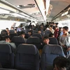 Người dân Afghanistan trên máy bay chuẩn bị rời sân bay Kabul ngày 16/8/2021. (Ảnh: AFP/TTXVN)