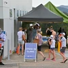 Người dân xếp hàng chờ xét nghiệm COVID-19 tại Sydney, Australia. (Ảnh: AFP/ TTXVN)