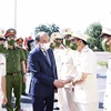 Chủ tịch nước Nguyễn Xuân Phúc với cán bộ Trại giam Ngọc Lý. (Ảnh: Thống Nhất/TTXVN)