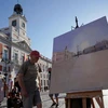 Huyền thoại sống của hội họa Tây Ban Nha - Antonio Lopez - vẽ quảng trường Puerta del Sol nổi tiếng ở Madrid ngày 5 tháng 8 năm 2021. (Nguồn: Reuters)