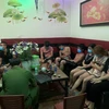 Các đối tượng vi phạm quy định phòng dịch tại quán Karaoke Sao Đêm bị Công an huyện Tam Dương phát hiện. (Nguồn: baovinhphuc.com.vn)