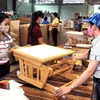 Sản xuất đồ gỗ nội thất xuất khẩu tại nhà máy ở huyện Đông Anh (Hà Nội). (Ảnh: TTXVN)
