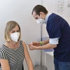 Tiêm vaccine ngừa COVID-19 tại Zaventem, Bỉ. (Ảnh: AFP/TTXVN)