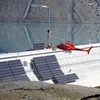 Một chiếc trực thăng bay ngang qua địa điểm xây dựng hệ thống quang điện quy mô lớn của Tập đoàn năng lượng Axpo ở độ cao 2.500m so với mực nước biển ngày 19/8. (Nguồn: Reuters)
