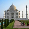 Du khách tham quan đền Taj Mahal ngày 16/6/2021. (Ảnh: AFP/TTXVN)