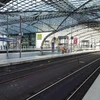 Các đường ray trống trơn tại nhà ga trung tâm Berlin, Đức khi lái tàu tiến hành đình công khiến hoạt động lưu thông bị đình trệ, ngày 11/8/2021. (Ảnh: THX/TTXVN)
