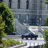 Chiếc xe bán tải nghi có bom đậu trên vỉa hè trước Tòa nhà Thomas Jefferson của Thư viện Quốc hội Mỹ ngày 19 tháng 8 năm 2021. (Nguồn: AFP)