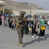 Dòng người xếp hàng lên máy bay sơ tán tại sân bay Hamid Karzai ở Kabul, Afghanistan ngày 18/8/2021. (Ảnh: AFP/TTXVN)