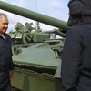 Ngày 22/8, Bộ trưởng Bộ Quốc phòng Nga Sergei Shoigu đã lái chiếc xe tăng T-80BVM mới của Nga hơn 4km trên đường đua, chuẩn bị cho cuộc tranh tài của các đội xe tăng. (Nguồn: mil.ru)