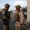 Binh sỹ Anh và binh sĩ Mỹ gác tại khu vực sân bay Kabul, Afghanistan, ngày 22/8/2021. (Ảnh: AFP/TTXVN)