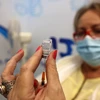 Tiêm vaccine ngừa COVID-19 cho người dân tại Rishon Lezion, Israel ngày 13/8/2021. (Ảnh: AFP/TTXVN)
