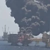 Khói bốc ngùn ngụt tại hiện trường vụ nổ gây cháy trên giàn khoan dầu Ku-Alpha ở mỏ dầu Ku-Maloob-Zaap, ngoài khơi bờ biển Tabasco và Campeche trên Vịnh Mexico, ngày 23/8/2021. (Ảnh: Twitter/TTXVN)