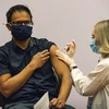 Nhân viên y tế tiêm vaccine phòng COVID-19 cho người dân tại Hartford, Connecticut, Mỹ. (Ảnh: AFP/TTXVN)