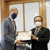 Đại sứ Thái Xuân Dũng tặng quà lưu niệm cho Bộ trưởng Y tế Séc Adam Vojtech. (Ảnh: Hoàng Hải/Vietnam+)