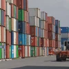 Các container hàng hóa tại Tân cảng Cát Lái. (Ảnh: Quang Châu/TTXVN)