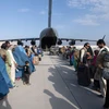 Máy bay quân sự của Mỹ hỗ trợ công tác sơ tán tại sân bay quốc tế Hamid Karzai, Afghanistan, ngày 24/8/2021. (Ảnh: AFP/TTXVN)