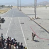 Người dân tập trung tại sân bay Kabul, Afghanistan, ngày 16/8/2021, để chờ sơ tán. (Ảnh: THX/TTXVN)