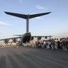 Người dân xếp hàng chờ lên máy bay quân sự của Đức để rời khỏi Afghanistan tại sân bay Kabul, ngày 24/8/2021. (Ảnh: THX/TTXVN)