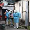 Nhân viên y tế chuyển bệnh nhân COVID-19 tới bệnh viện tại Pattani, Thái Lan, ngày 19/7/2021. (Ảnh: AFP/TTXVN)