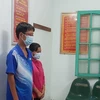 Hai nhân viên y tế huyện Hưng hà, tỉnh Thái Bình nhận tiền hối lộ để giúp công nhân "thông chốt" kiểm dịch. (Nguồn: tienphong.vn)