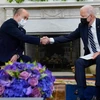 Tổng thống Joe Biden bắt tay Thủ tướng Israel Naftali Bennett tại Phòng Bầu dục của Nhà Trắng ngày 27/8. (Nguồn: CNN)