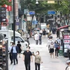 Người dân di chuyển trên đường phố tại thủ đô Seoul, Hàn Quốc. (Ảnh: Yonhap/ TTXVN)
