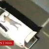 Hình ảnh từ camera an ninh cho thấy con tin bị bắt bám trên nóc ôtô khi chiếc xe chở bọn cướp di chuyển. (Nguồn: BBC)