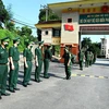 Lãnh đạo Bộ Chỉ huy Bộ đội Biên phòng tỉnh Hà Giang động viên các cán bộ quân y Bộ đội Biên phòng lên đường thực hiện nhiệm vụ phòng chống dịch COVID-19 tại các tỉnh, thành phố phía Nam. (Ảnh: TTXVN phát)