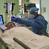 Điều trị cho bệnh nhân nhiễm COVID-19 tại bệnh viện ở Seriate, Bergamo, Italy. (Ảnh: AFP/TTXVN)