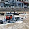 Tổ tuần tra, kiểm soát trên sông Cà Ty nhằm ngăn chặn người dân dùng thuyền, thúng di chuyển qua lại giữa các phường ven sông để phòng, chống dịch bệnh COVID-19 tại thành phố Phan Thiết. (Ảnh: Nguyễn Thanh/TTXVN)