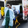 Chuyển bệnh nhân COVID-19 lên xe cứu thương tại thành phố Melbourne, bang Victoria, Australia ngày 29/7/2021. (Ảnh: AFP/TTXVN)