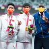 Vận động viên Trung Quốc Zhu Dening (giữa) giành được HCV và lập kỷ lục thế giới mới ở nội dung nhảy xa nam, hạng T38, tại Paralympic Tokyo 2020 ở Nhật Bản, ngày 1/9/2021. (Ảnh: THX/TTXVN)