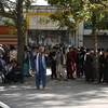 Người dân đợi bên ngoài một ngân hàng đóng cửa ở Kabul, Afghanistan, ngày 28/8/2021. (Ảnh: AFP/TTXVN)