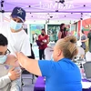 Nhân viên y tế tiêm vaccine ngừa COVID-19 tại Los Angeles, California, Mỹ. (Ảnh: AFP/TTXVN)