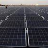 Lắp đặt những tấm pin năng lượng mặt trời tại tỉnh An Huy, Trung Quốc. (Ảnh: AFP/TTXVN)