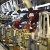 Nhân viên hãng Nissan Motor Co. của Nhật Bản lắp ráp xe ôtô trên dây chuyền sản xuất ở nhà máy Oppama ở Yokosuka, ngoại ô Tokyo. (Ảnh: AFP/TTXVN)