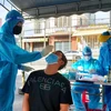 Nhân viên y tế lấy mẫu xét nghiệm cộng đồng cho người dân ở Khu vực 2, phường Hưng Lợi, quận Ninh Kiều. (Ảnh: Thu Hiền/TTXVN)