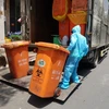 Công nhân vệ sinh thu gom, vận chuyển chất thải tại các cơ sở cách ly COVID-19. (Ảnh: Hồng Giang/TTXVN)