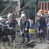 Những người thợ mỏ và lực lượng cứu hộ tại hiện trường vụ nổ khí metal ở mỏ than của công ty Skhidkarbon gần thành phố Luhansk, Ukraine ngày 26/4/2019. Ảnh minh họa. (Nguồn: Rueters)