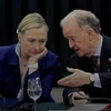 Trong bức ảnh chụp ngày 1/7/2011: Ngoại trưởng Mỹ Hillary Clinton và cựu tổng thống Bồ Đào Nha Jorge Sampaio, Đại diện cấp cao của LHQ, trong hội nghị cấp bộ trưởng Cộng đồng các quốc gia Dân chủ ở Vilnius, Lithuania. (Nguồn: Reuters)