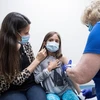 Tiêm vaccine phòng COVID-19 cho trẻ em tại Mỹ. (Ảnh: Reuters)